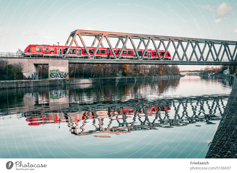 Spiegelung einer Eisenbahnbrücke mit Schnellzug an einem Kanal Fluss Bahnbrücke Zug Wasser Reflexion & Spiegelung Zugverkehr Brücke Bahnlinie Architektur