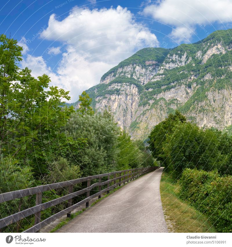 Sommerlandschaft entlang des Valsugana-Radwegs Bassano del Grappa Belluno Brenta Europa Italien Trient valsugana Veneto Farbe Tag Landschaft Natur Fotografie