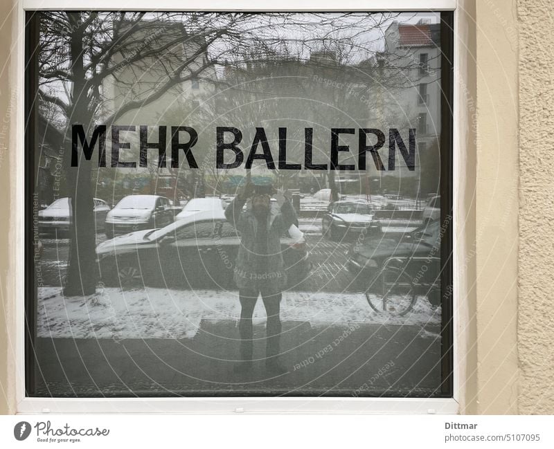 Mann fotografiert Schaufenster schaufenster spiegelung ballern Selbstportrait winter werbung mehr ballern
