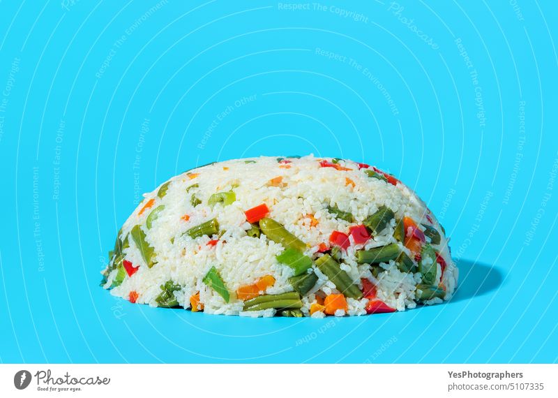 Veganes Gericht, weißer Reis mit einer Mischung aus Gemüse isoliert auf blauem Hintergrund asiatisch hell Möhre Chinesisch Nahaufnahme Farbe Essen zubereiten