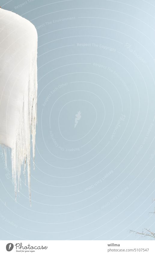 Gefrorener Schnee und Eiszapfen hängen vom Dach - ozapft is! gefroren kalt Winter winterlich Textfreiraum neutraler Hintergrund Frost frostig Kälte