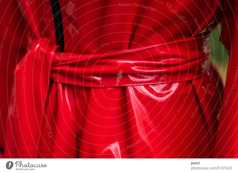 Frau im roten Lack Taille Kleidung Mantel Gürtel feminin Mode elegant Stil Bekleidung Design trendy Outfit Individualität Persönlichkeit schlank selbstbewußt