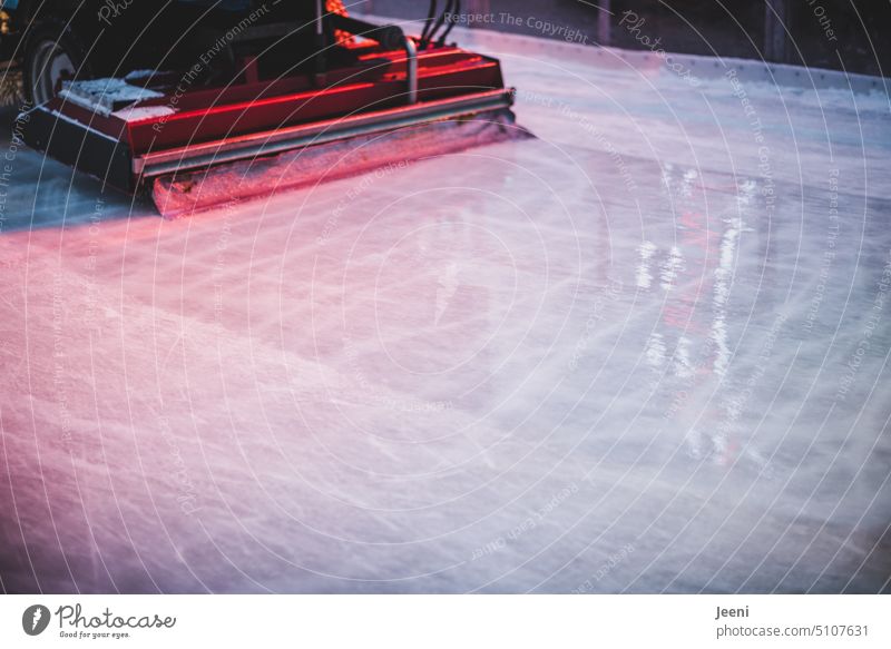 Eismaschine glättet die Eislaufbahn Eisbahn Schlittschuhlaufen Winter gefroren kalt Frost Eisfläche Strukturen & Formen glatt Wasser Beleuchtung rot