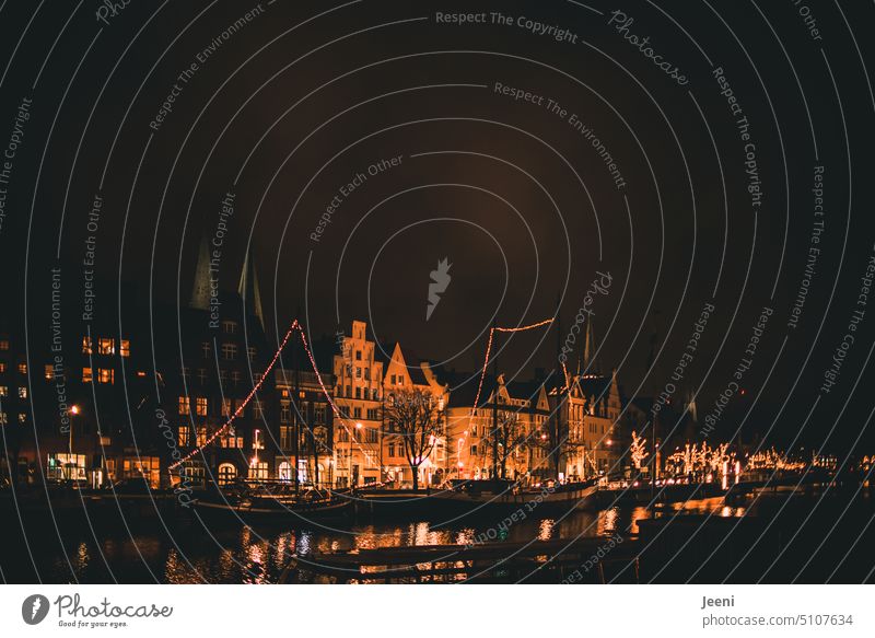 Orte, die etwas bedeuten | Lübecker Altstadt im Lichterglanz Weihnachten & Advent Stadt Beleuchtung Fluss Wasser weihnachtlich Hansestadt festlich leuchten