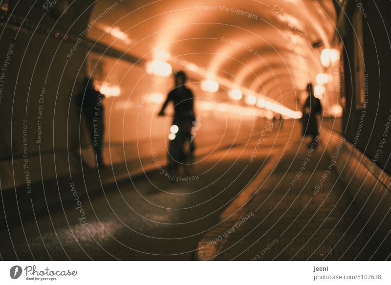 Tunnel mit Fußgängern und Fahrradfahrer |  [HH Unnamed Road] Untergrund Wege & Pfade Alter Elbtunnel Hamburg Schatten Silhouette Kontrast Menschen Durchgang