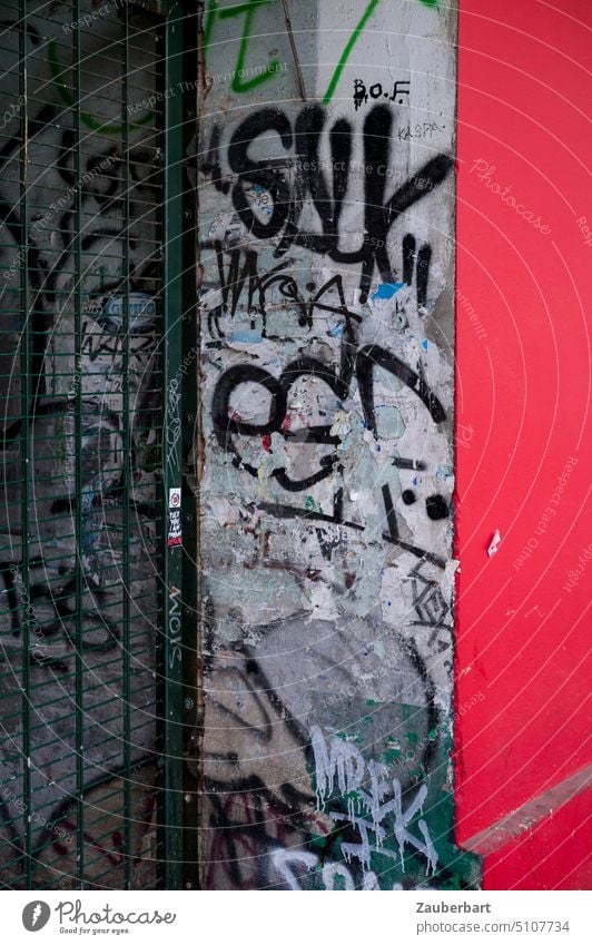 Gittertür, Betonwand mit Graffiti und rote Wand, Streifen Tür Illustration Hintergrund graphisch Linie Strukturen & Formen Mauer Fassade abstrakt Gebäude urban