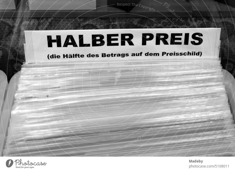 Alte Vinyl Schallplatten in transparenten Kunststoffhüllen vor einem alten Plattenladen im Stadtteil Bornheim in Frankfurt am Main in Hessen in neorealistischem Schwarzweiß