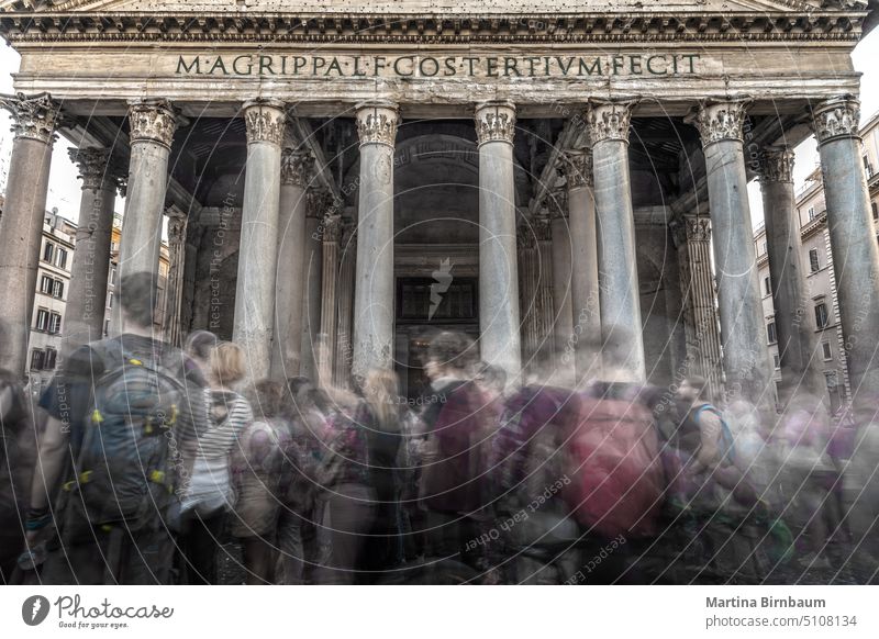 Viele fahrende Touristen vor dem Pantheon, Rom bewegend Klassizismus Eingang Tempel blau Stein Architektur Italien Portikus Spalten antik piazza Römer Anbetung