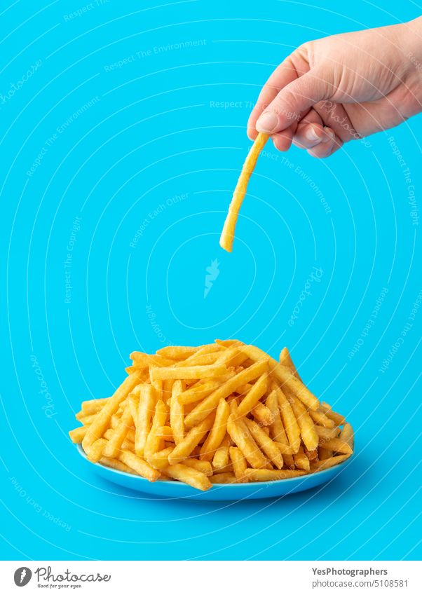 Pommes frites Teller isoliert auf einem blauen Hintergrund. Überfluss hell Kalorien Nahaufnahme Farbe Konzept Textfreiraum Knusprig Küche ausschneiden frittiert