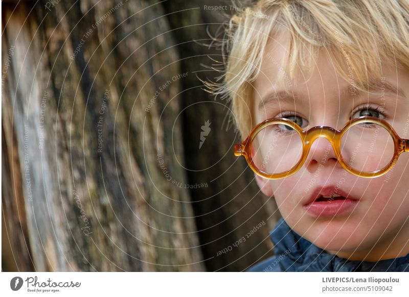 Junger europäischer Junge 5 Jahre alt Aktivität Herbst Hintergründe blond blaue Augen lässig Mitteleuropa Kind Großstadt Stadtleben Bekleidung kalt farbenfroh
