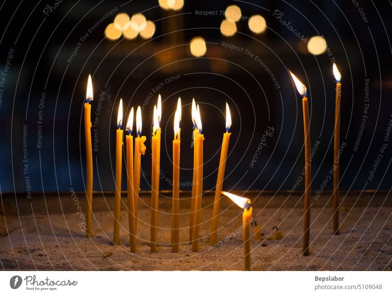 Religion Zeremonie Kerze Kerzenlicht Wachs geistig zeremoniell Festakt Kirche Dekoration & Verzierung Flackern flackernd Licht Moment religiös gelb Altar