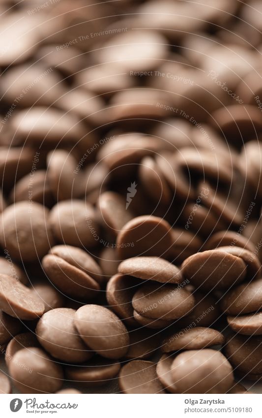 Vollmilchschokoladenstückchen. Schokolade melken Chips Tropfen Kakao Bestandteil süß Konfekt Produkt Zucker Lebensmittel Nahaufnahme Selektiver Fokus Gebäck