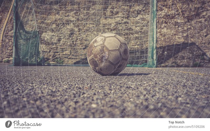 Weltmeister. Fußball Spielen Ball Netz Sport Spielplatz Italien im Freien alt Sommer