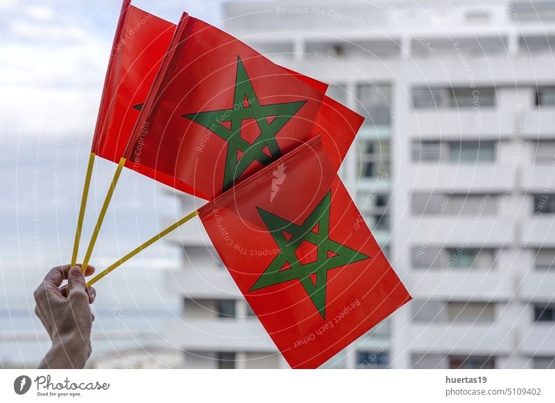 Hände mit Flaggen von Marokko mit unscharfem Hintergrund Fahne Symbol national Marokkaner weiß Patriotismus Land Team Nationalflagge marokko flagge