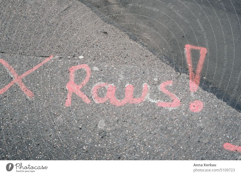 Rosa Schriftzug RAUS ! auf Asphalt Straßenkunst Strassenmalerei Befehl Anweisung Anordnung Imperativ befehlen rosa streetart raus Nase voll Ausrufezeichen