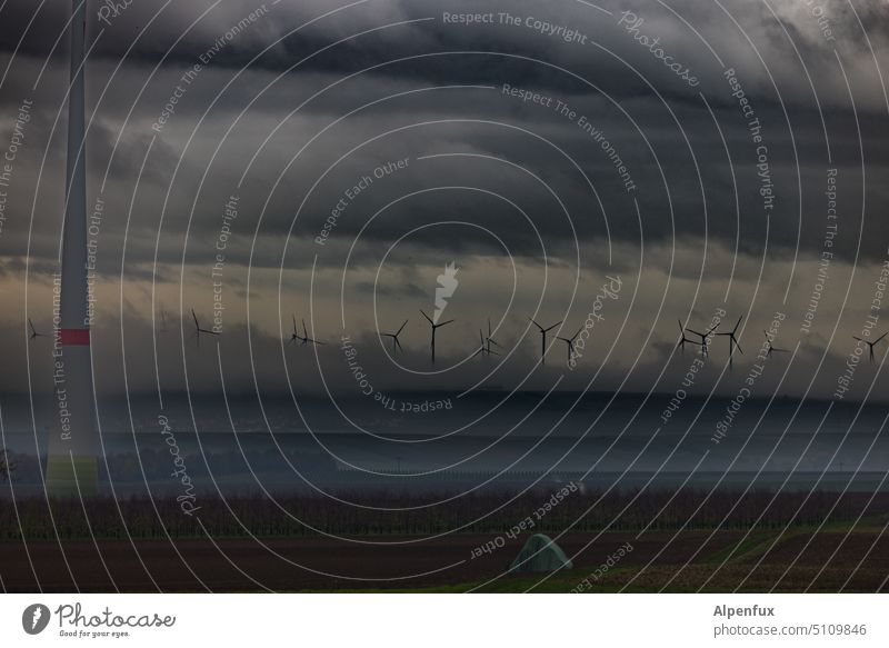 Wolkenkraftenergie Windräder Dramatik dramatisch Windkraftanlage Windenergie Energiewirtschaft Erneuerbare Energie Außenaufnahme dramatischer himmel nachhaltig