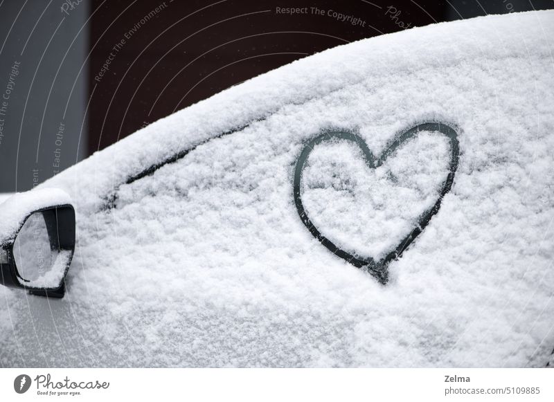 Lovely Herz-Symbol von Hand auf verschneite Autofenster bei Tageslicht gezeichnet. Weihnachten und Neujahr Konzept abstrakt Hintergrund schön Schönheit PKW