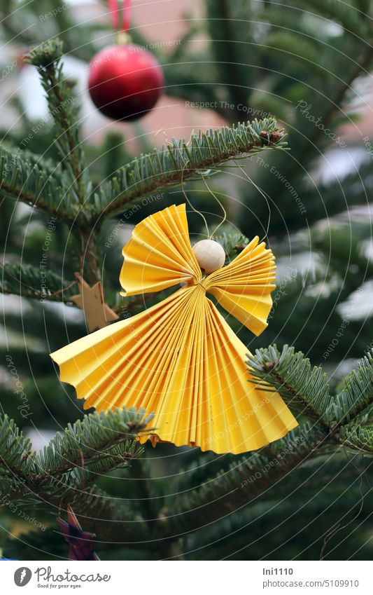 Engel am Weihnachtsbaum Weihnachten Tradion Tannenbaum Baum Bastelarbeit Papier gelb gefaltet Plissee Holzkugel Stern Weihnachtskugel Schmuck rot Dekoration