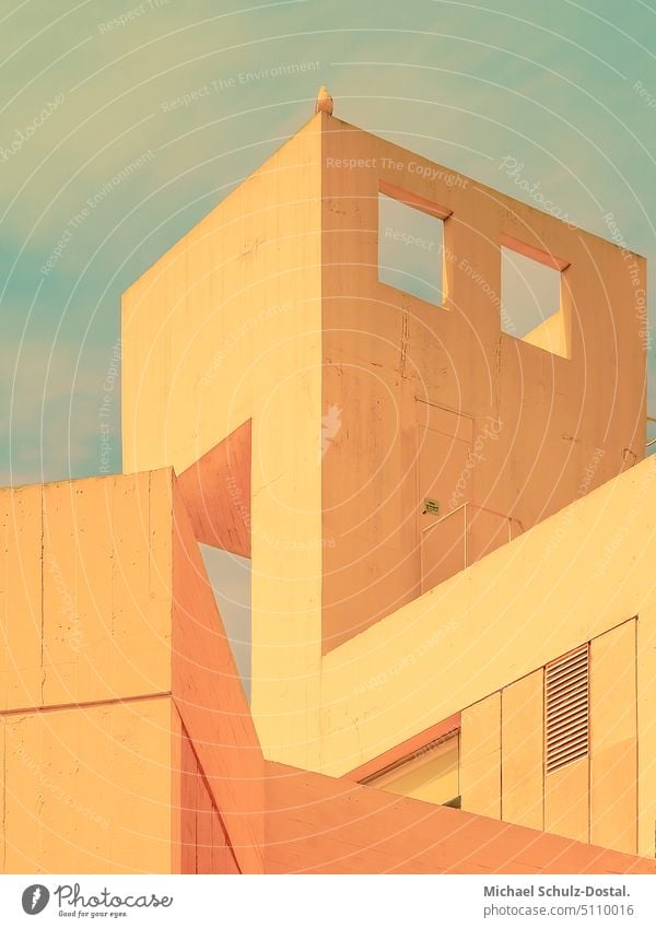 Kubistische Gebäudeecke in surrealer Fabgebung Minimal grafisch farben formen Geometrie abstract grafik abstrakt quadrat harmonie kubismus kante warm orange