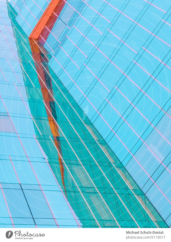 Farbreflexion auf einer Glasfassade sehr wenige grafisch Farben Form Geometrie abstrakt graphisch Quadrat Harmonie Fassade geschnitten Winkel Linien Barcelona