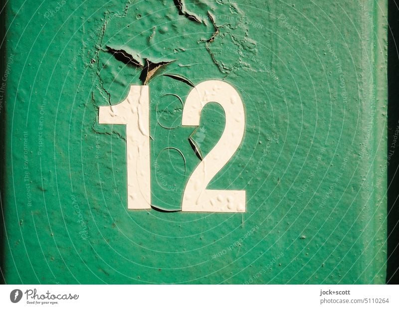 12 + 8 = 182 Nummer Wandel & Veränderung Oberfläche grün verwittert Typographie geklebt Firnis Schilder & Markierungen authentisch Zahn der Zeit Ablösung