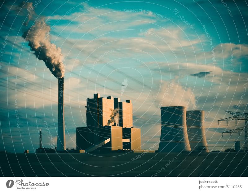 unnötig |Kraftwerk mit hohem CO2-Ausstoß Energiewirtschaft Industrie Schornstein Umweltverschmutzung Luftverschmutzung Strommast Abgas Emission Sonnenstrahlen