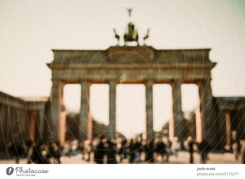 Brandenburger Tor mit Touristen (unscharf) Tourismus Sehenswürdigkeit Wahrzeichen Sightseeing Pariser Platz Stadtzentrum Städtereise Bokeh defokussiert