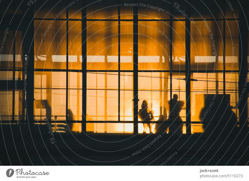 Glasfassade in der Abendsonne vom Bahnhof Alexanderplatz Strukturen & Formen Silhouette Berlin-Mitte Stadtzentrum Gegenlicht Abendlicht Wärme abstrakt Schatten