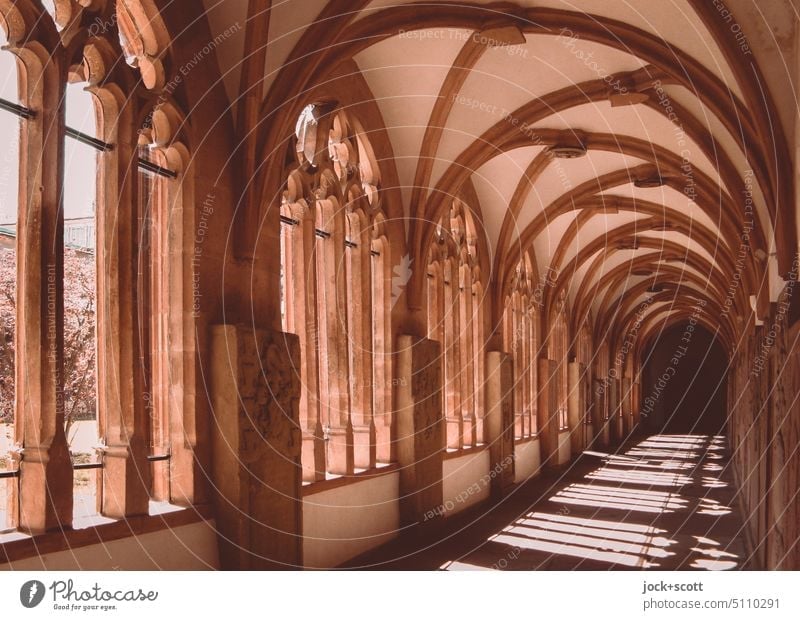 Kreuzgang mit Licht und Schatten seiner Zeit Architektur überdacht gewölbt Bogengang Lichteinfall Fenster Sonnenlicht Strukturen & Formen historisch Stil