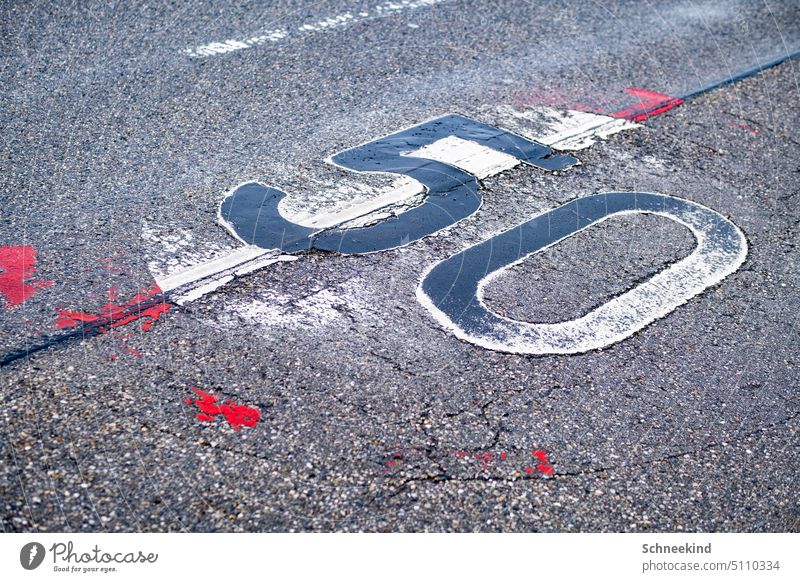 50km/h Innerorts Geschwindigkeit regeln Straße Verkehrsordnung Straßenverkehrsordnung Gesetz Blitzer Schilder & Markierungen km / h autoverkehr Landstraße