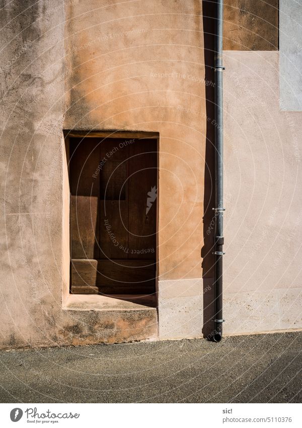 Tür und Schatten an einem Haus in Roussillon, Provence Wand Hauswand Farbfoto Fassade Außenaufnahme Menschenleer Tag Stadt Gebäude Mauer Sonnenlicht Farbe alt