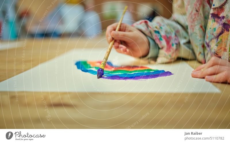 Regenbogen auf Papier Kind malen bunt gemischt Farben nah Pinselblume Schule