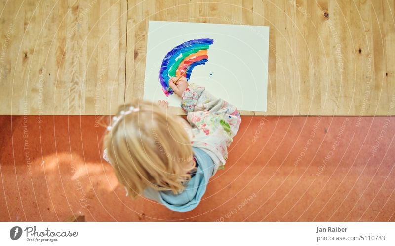 Sie malt den Regenbogen Kind malen Topshot bunt farben papier