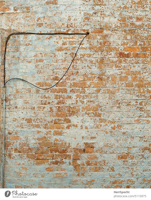 Alte Hausmauer mit Kabelchaos Backsteinwand Mauer Außenaufnahme Fassade alt Strukturen & Formen Backsteinfassade rot Menschenleer Kabelsalat Muster