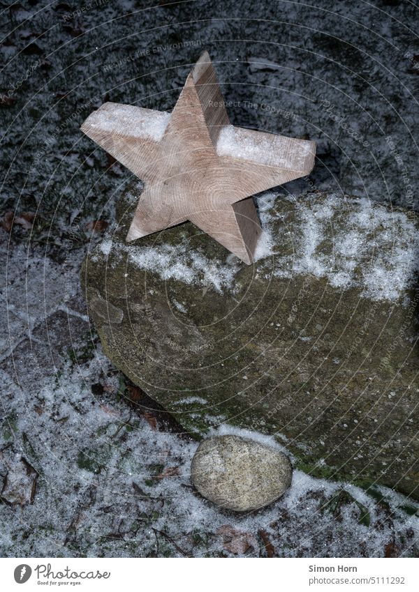 Holzstern mit Puderzucker-Schnee Stern verschneit kalt Winterstimmung Weihnachten & Advent Weihnachtsdekoration natürlich Stern (Symbol) Dekoration & Verzierung