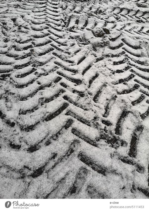 Reifen Spuren im Schnee durch Feldarbeit mit einem Traktor Arbeit Reifenspuren Traktorspur Winter Muster Landwirtschaft Außenaufnahme Ackerbau