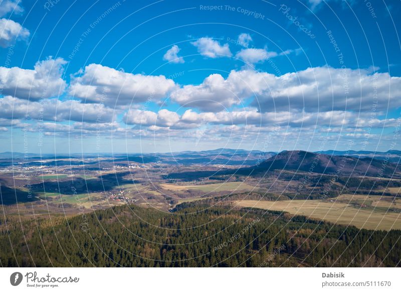 Drohnenflug über Berge mit Wäldern und Tälern Bergkette Wald Landschaft Natur Antenne Gipfel im Freien Polen erstaunlich Herbst bedeckt Umwelt Wolken