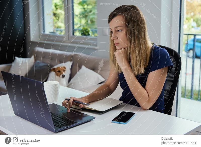 Frau, die vom Home Office aus arbeitet und einen Laptop benutzt heimwärts Arbeit Tippen abgelegen online Keyboard Freiberufler Arbeitsplatz Business