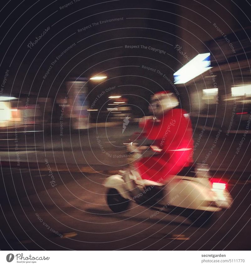 Rentiere sind sowas von gestern. Weihnachtsmann schnell Moped modern innovativ Weihnachten Kostüm lustig Humor Straße Eile eilig Stress Vorfreude Außenaufnahme