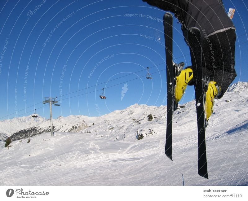freestyl Winter springen Trois Vallées Wintersport Kraft Außenaufnahme Sport Skifahren fliegen Schnee Blauer Himmel Berge u. Gebirge Alpen Freude
