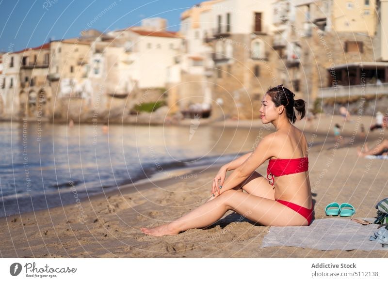 Asiatische Frau ruht sich am Strand aus Tourist Wochenende MEER Urlaub Resort Sommer Sonnenbad Feiertag Cefalú Italien Glück Sizilien jung asiatisch ethnisch