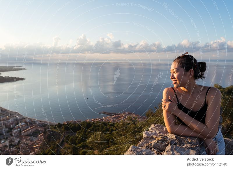 Asiatischer Reisender bewundert Küstenstadt Frau bewundern Großstadt Lächeln Aussichtspunkt MEER Sonnenuntergang Wochenende Cefalú Italien Sizilien jung