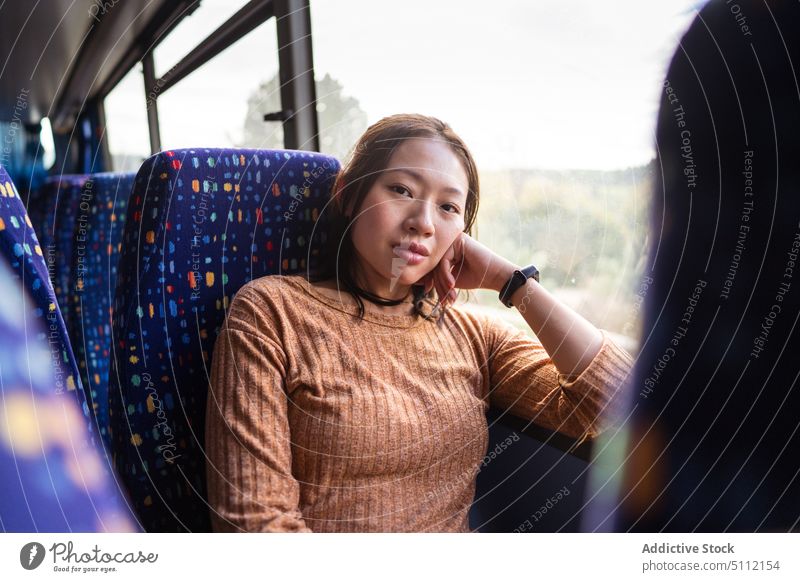 Junge Frau sitzt im Bus ernst Passagier Mitfahrgelegenheit Straße Arbeitsweg Windstille lässig jung Fahrzeug Verkehr Sitz Öffentlich noto Sizilien Italien