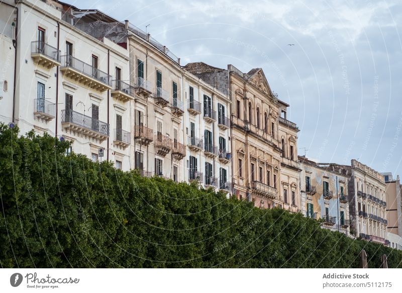 Fassade eines alten Gebäudes in der Stadt Außenseite wohnbedingt Fenster Hecke Wand Ausflug reisen Reise gealtert Erbe verwittert Sizilien Konstruktion