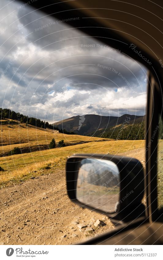 Blick aus dem Auto auf ein Bergtal Landschaft PKW Fenster Ausflug wolkig Berge u. Gebirge Kamm Natur Autoreise Ausflugsziel Fahrzeug Automobil reisen Gipfel
