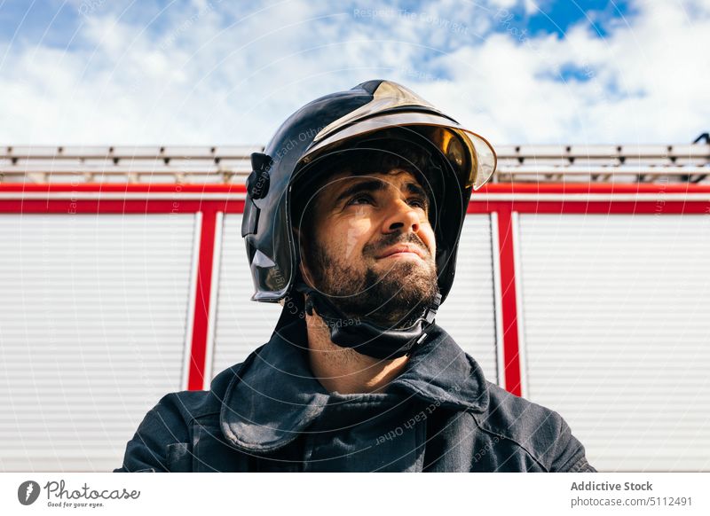 Hispanischer männlicher Feuerwehrmann mit Helm Schutzhelm Feuerwehrauto Station Arbeit Uniform Notfall Porträt hispanisch ethnisch Erwachsener Freude Sicherheit