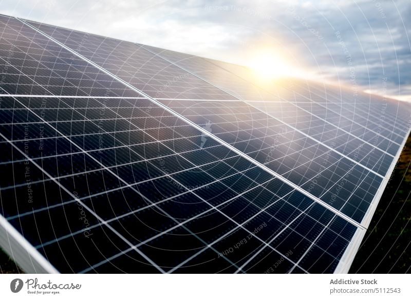 Sonnenkollektoren auf dem Kraftwerk solar Paneele Station wolkig Himmel Reflexion & Spiegelung glänzend tagsüber Energie Elektrizität Technik & Technologie
