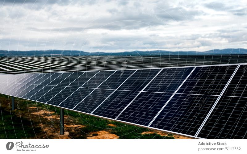 Sonnenkollektoren auf dem Kraftwerk solar Paneele Station wolkig Himmel Reflexion & Spiegelung glänzend tagsüber Energie Elektrizität Technik & Technologie