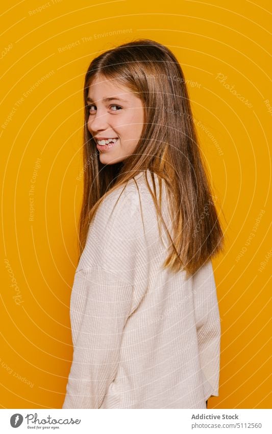 Lächelndes Mädchen mit langen Haaren schaut in die Kamera Stil lange Haare jung Model trendy lässig Outfit hell Vorschein modern Glück feminin Persönlichkeit
