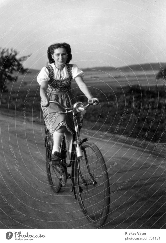 auf dem Fahrrad Kniestrümpfe 1941 Frau Fußweg Feld Schürze Bluse Degersen Freude Verkehr frau.rossmann lachen ursula ursel